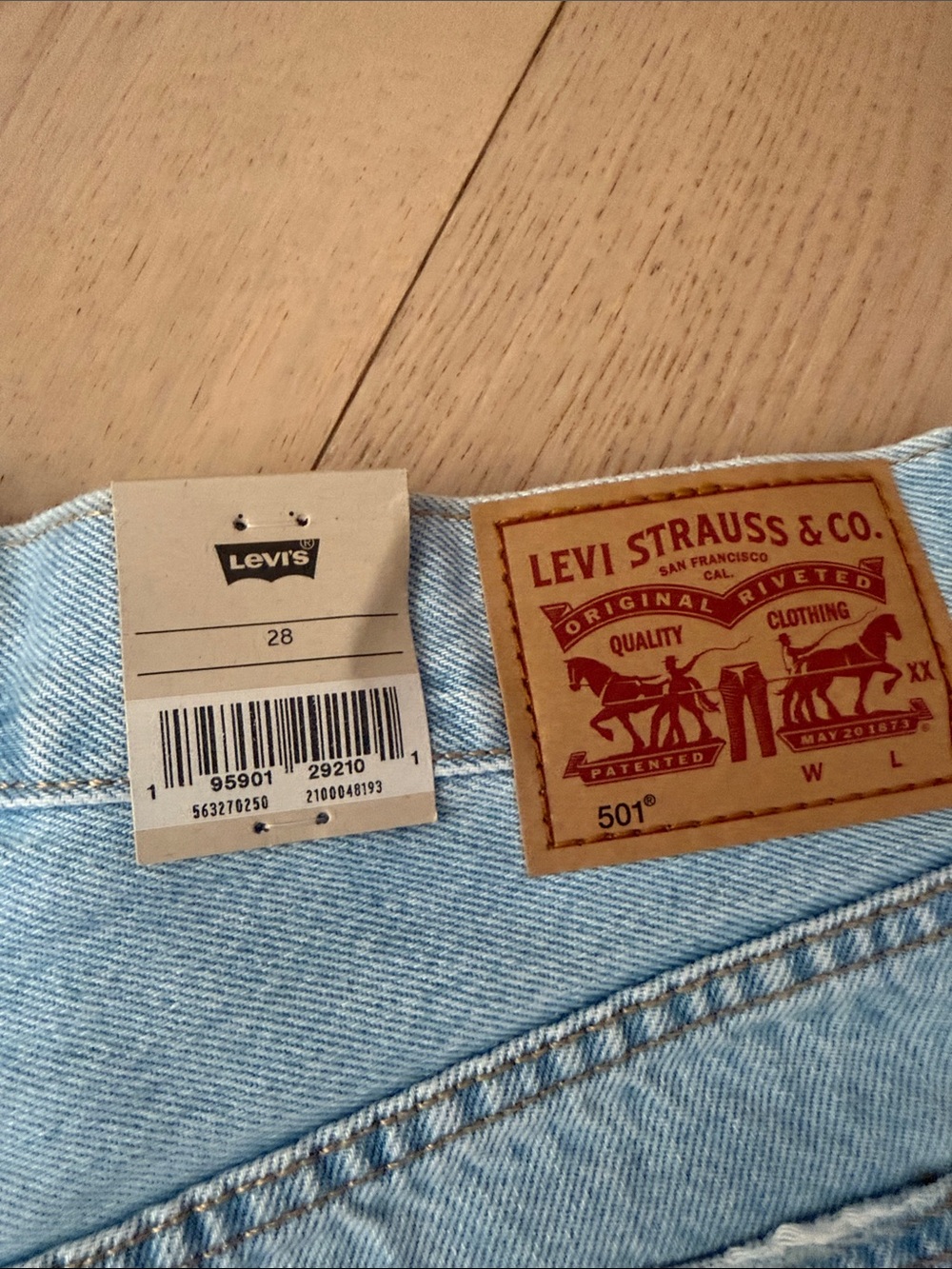 Levi's NEW Light tBlue Distressed High-Rise Denim Shorts size 28 - Picture 3 of 9